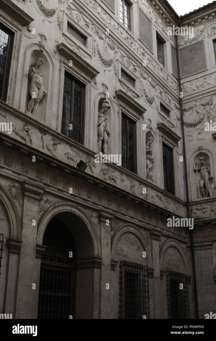 L'Italia. Roma. Spada del palazzo. Costruito nel XVI secolo e ristrutturato nel xvii secolo da Francesco Borromini (1599-1667). Cortile. Foto Stock