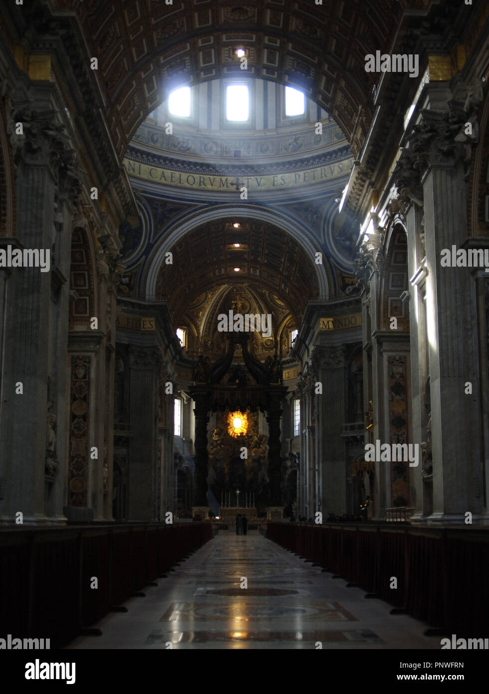 Arte rinascimentale. L'Italia. La Basilica di San Pietro. Progettato da Donato Bramante (1444-1514), Michelangelo (1475-1564), Carlo Maderno (1556-1629) e Gian Lorenzo Bernini (1598-1680). Vista interna. Maderno la navata centrale e l'altare con Bernini baldacchino (1623). Città del Vaticano. Foto Stock