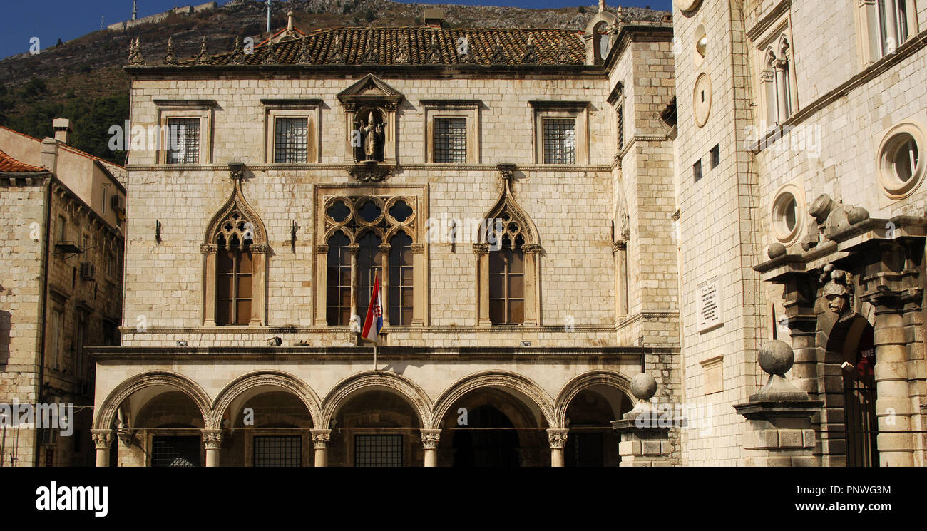 La Croazia. Dubrovnik. Palazzo Sponza. Il XVI secolo. Facciata. Foto Stock