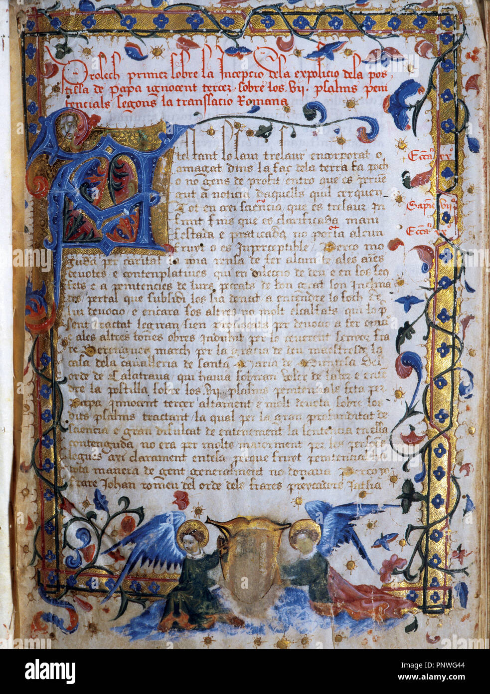 Innocenzo III (Lotario dei Conti di Segni) (1160-1216). Papa italiano. Salmi penitenziali del Papa. Incunaboli in lingua catalana del XIV secolo. Folio con miniature raffiguranti lettere capitolare. In fondo, lo scudo della Catalogna tenuto da due angeli. Biblioteca dell'Università di Barcellona, in Catalogna, Spagna. Foto Stock