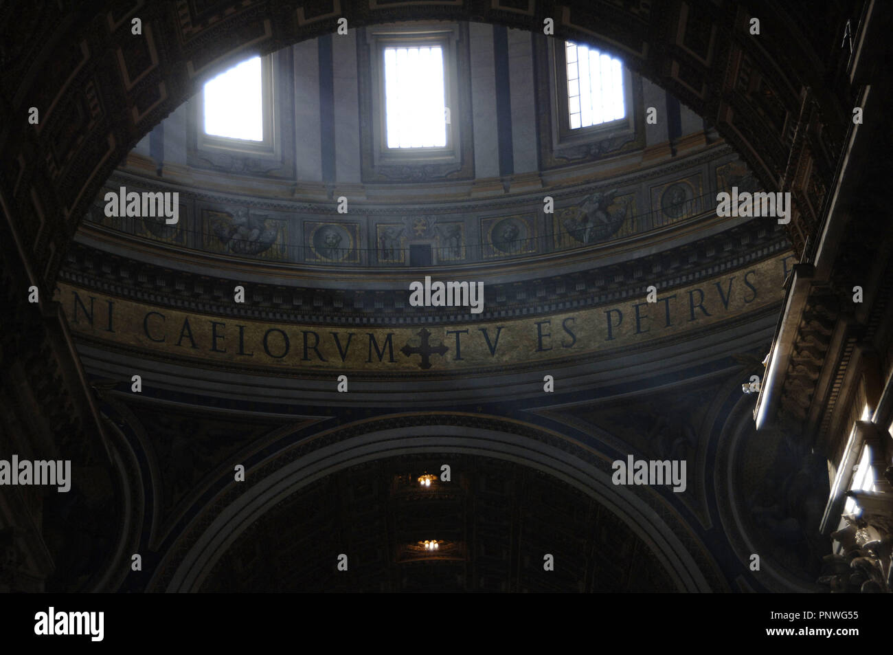 Arte rinascimentale. L'Italia. La Basilica di San Pietro. Lanterna della cupola costruita da Giacomo della Porta (1540-1602) e Domenico Fontana (1543-1607) nel 1590. Intorno all'interno della cupola vi è un iscrizione all'onore di Sisto V. dettaglio. Città del Vaticano. Foto Stock