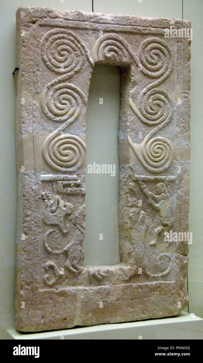 Mycenaen Art. Late Helladic I periodo. La Grecia. Stele funeraria decorata in stile geometrico sulla sommità e la lotta di scena con animali sul fondo. Datati tra il 1600-1500 A.C. Museo Archeologico dell'Acropoli. Micene. Foto Stock