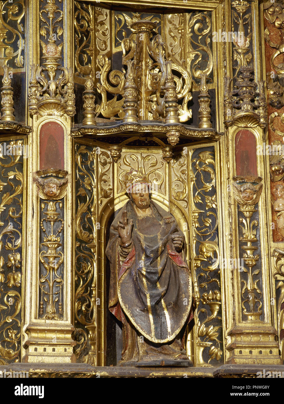 ARTE RENACIMIENTO. ESPAÑA. La Iglesia de Santiago. Reedificada en el Siglo XIV por Fernán Pérez de Andrade " el Mozo'. Detalle de n.a. ESCULTURA del retablo realizado por CORNELIS DE HOLANDA (s. XVI). BETANZOS. Provincia de La Coruña. La Galizia. CAMINO DE SANTIAGO. Foto Stock