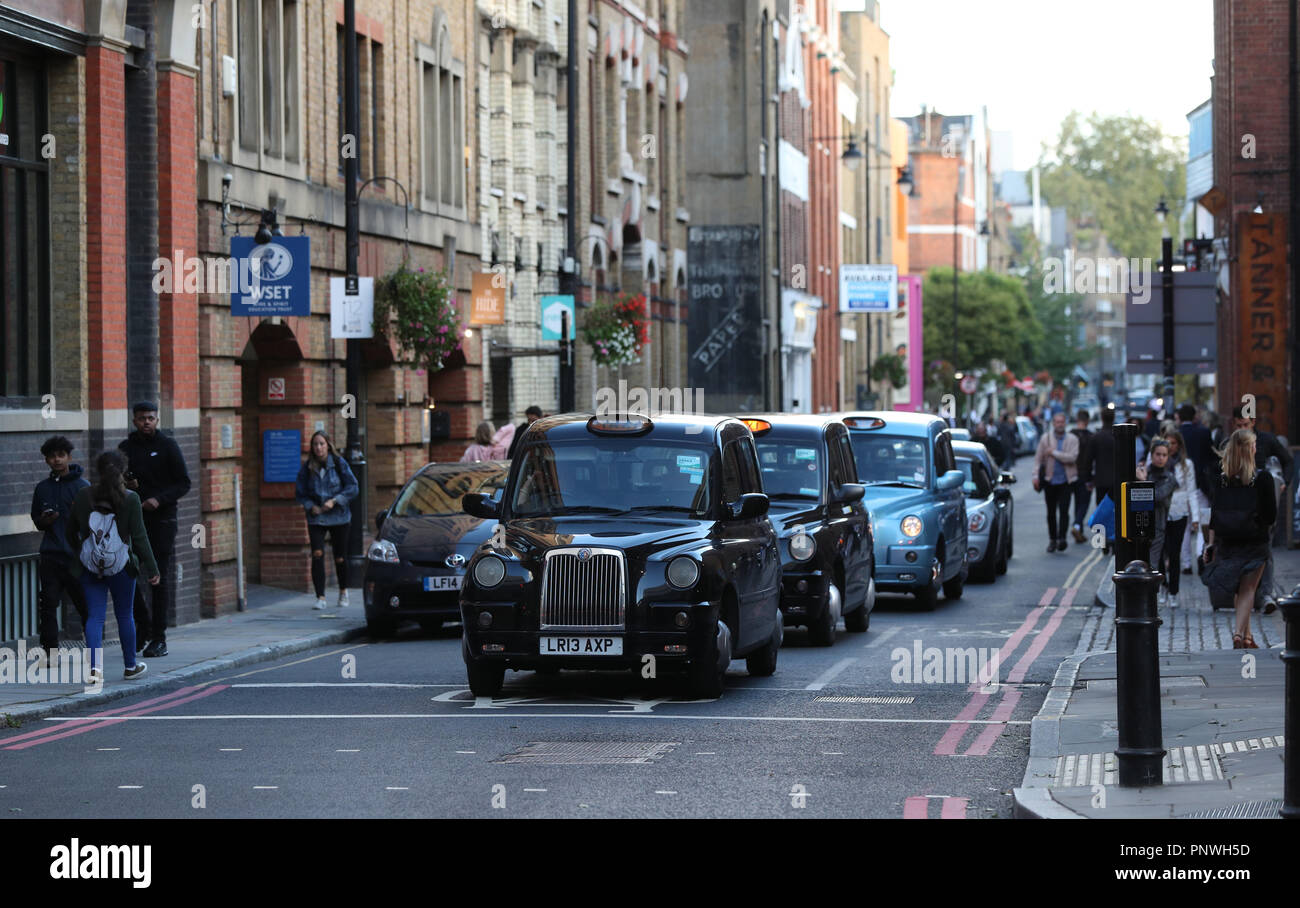 Il traffico su Bermondsey Street a Londra sud il venerdì sera e il giorno prima era uno dei cinquanta strade in tutta la capitale effettuato traffico libero come parte del mondo la Giornata senza automobili. Foto Stock