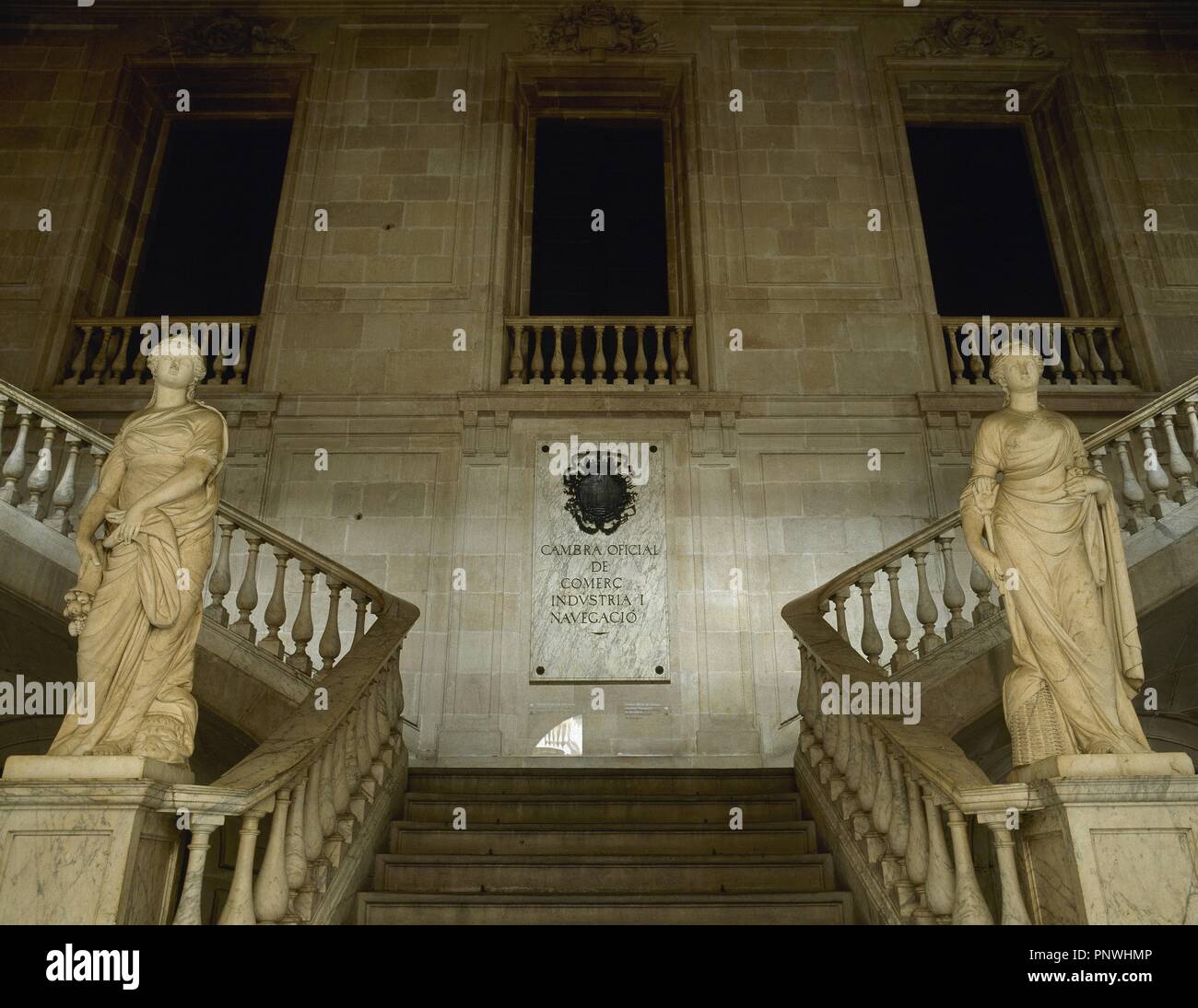 Il commercio e l'industria, 1802. Sculture allegoriche di Salvador Gurri Corominas (1749-1819) ai piedi della scalinata d'onore a Casa Llotja de Mar. marmo. Barcellona. La Catalogna. Spagna. Foto Stock