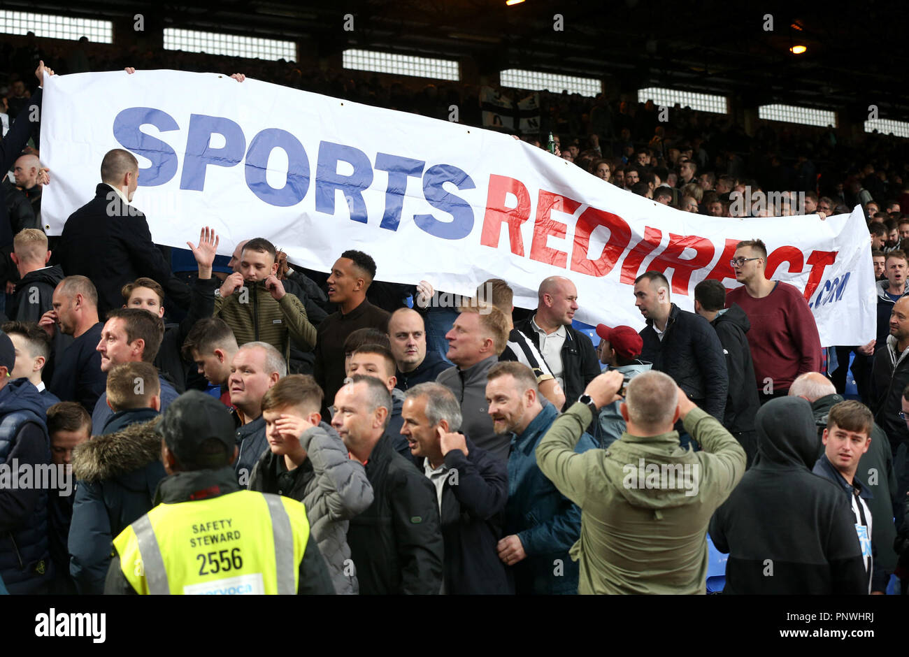 Newcastle United fans tenere un Sport Redirect Banner contro Mike Ashley alla fine del match di Premier League a Selhurst Park, Londra. Foto Stock