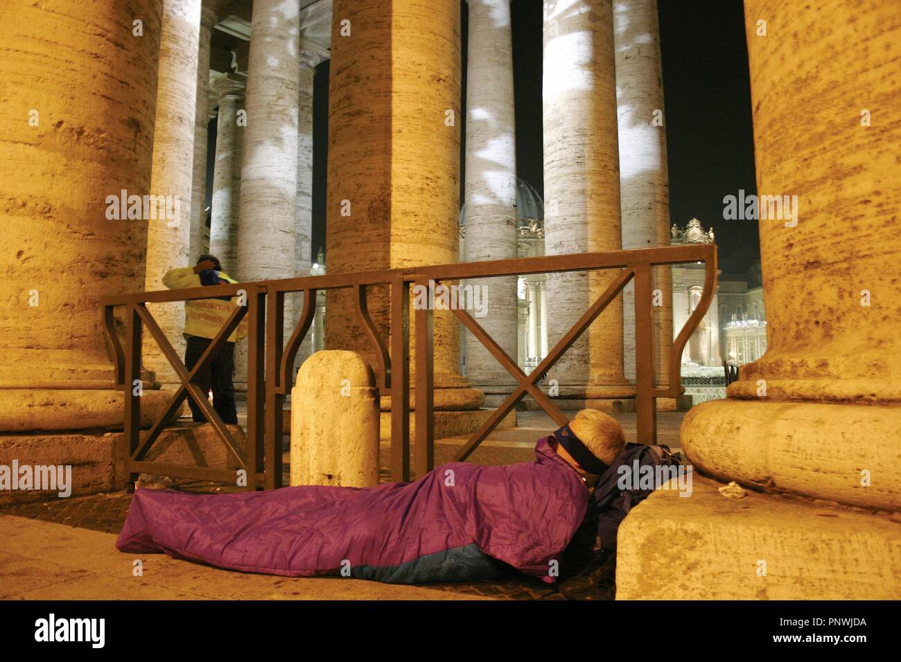 MUERTE DEL PAPA JUAN PABLO II (Karol Jozef Wojtyla), (Wadowice, 1920-Ciudad de El Vaticano, 2005). "JOVEN DURMIENDO EN ONU SACO EN EL SUELO DE LA PLAZA DE SAN PEDRO PARA ASISITR A LA CAPILLA ARDIENTE DEL PAPA INSTALADA EN EL INTERIOR DE LA BASILICA'. Ciudad de El Vaticano. Italia. Foto Stock