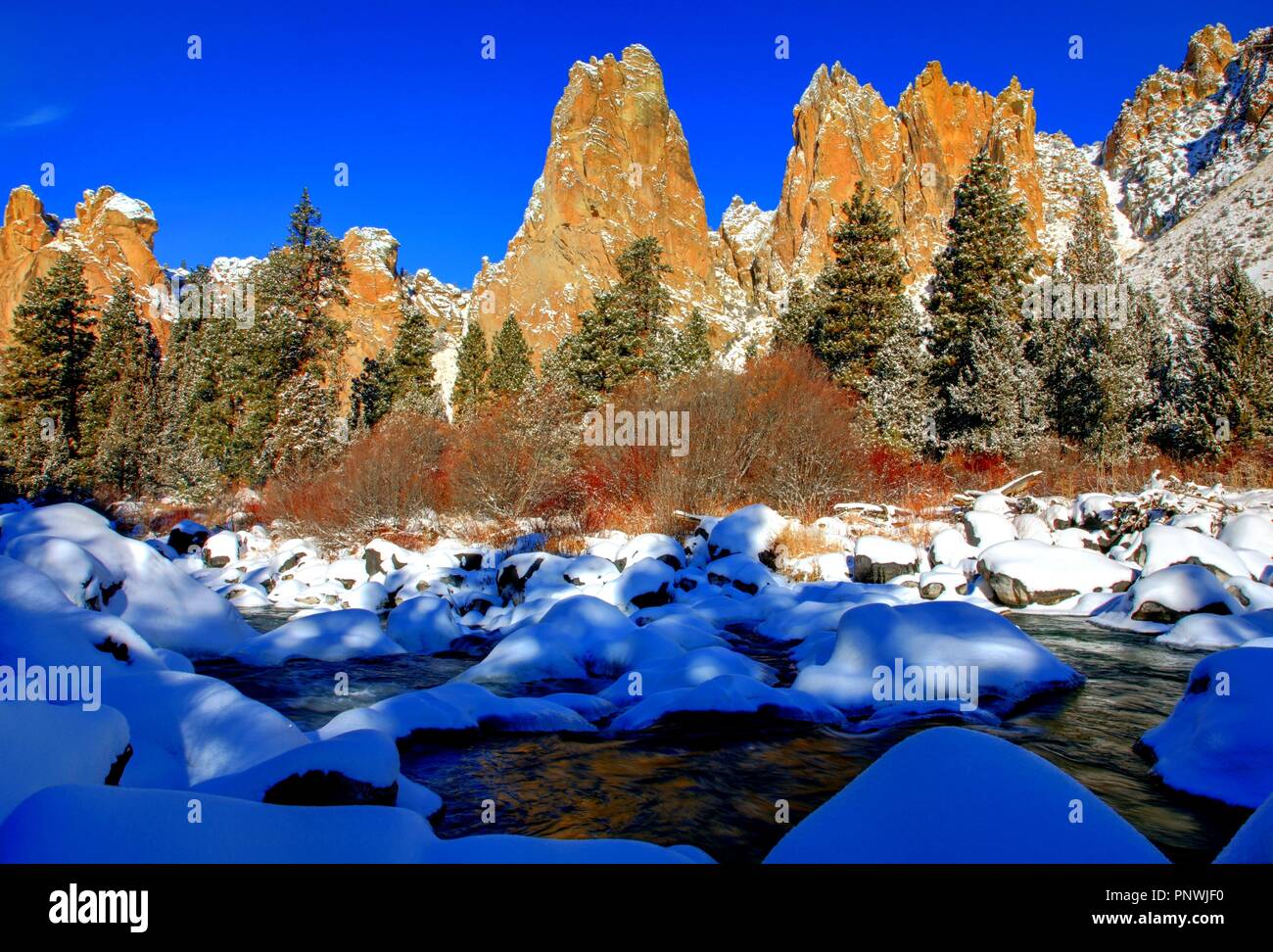 Inverno Neve a Smith Rock State Park e il tortuoso fiume vicino a Redmond Oregon Foto Stock
