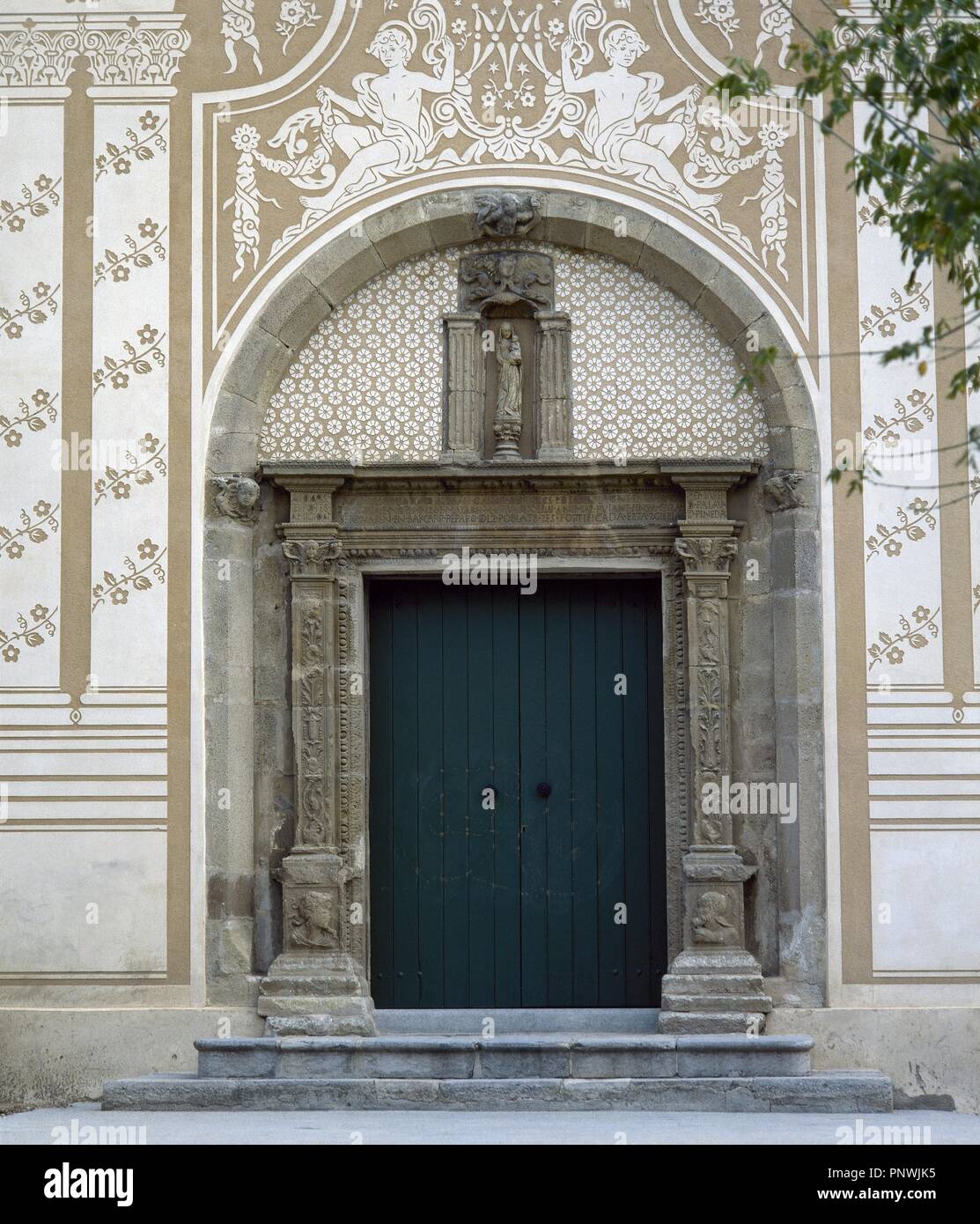 Spagna. Chiesa di Santa Maria. 16Il XVIII secolo. Particolare della facciata con sgraffiti (1948) di Puig Boada (1891-1987). Pineda de Mar . Foto Stock