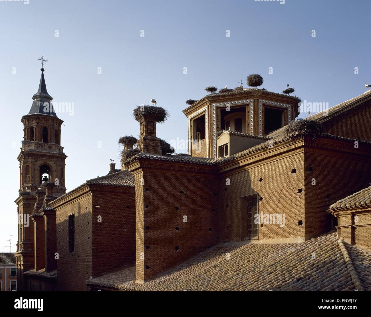 Spagna. La Rioja. A Alfaro. Cicogne dei nidi presso la chiesa di San Michele. Xvi-xvii secolo. Foto Stock