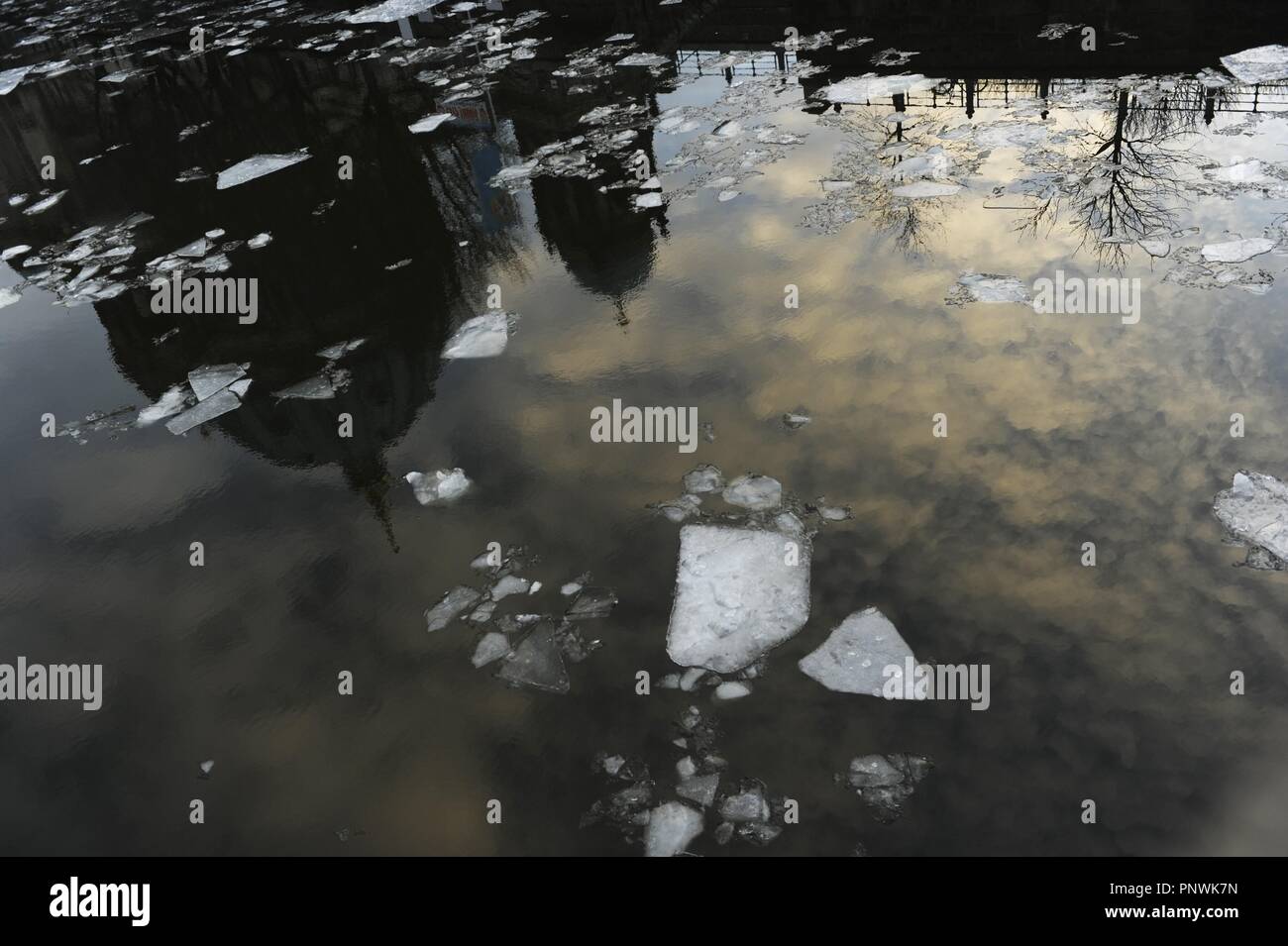 Germania. Berlino. Frammenti di ghiaccio sulle acque del fiume Spree. Foto Stock