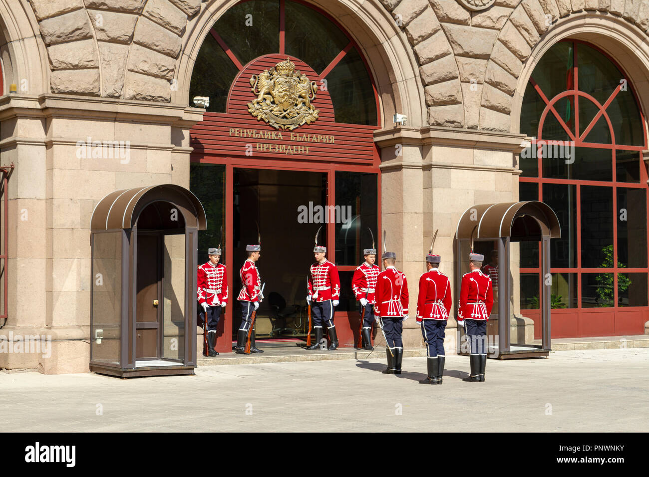 Cambio della guardia al di fuori del palazzo della presidenza, Sofia, Bulgaria. Foto Stock