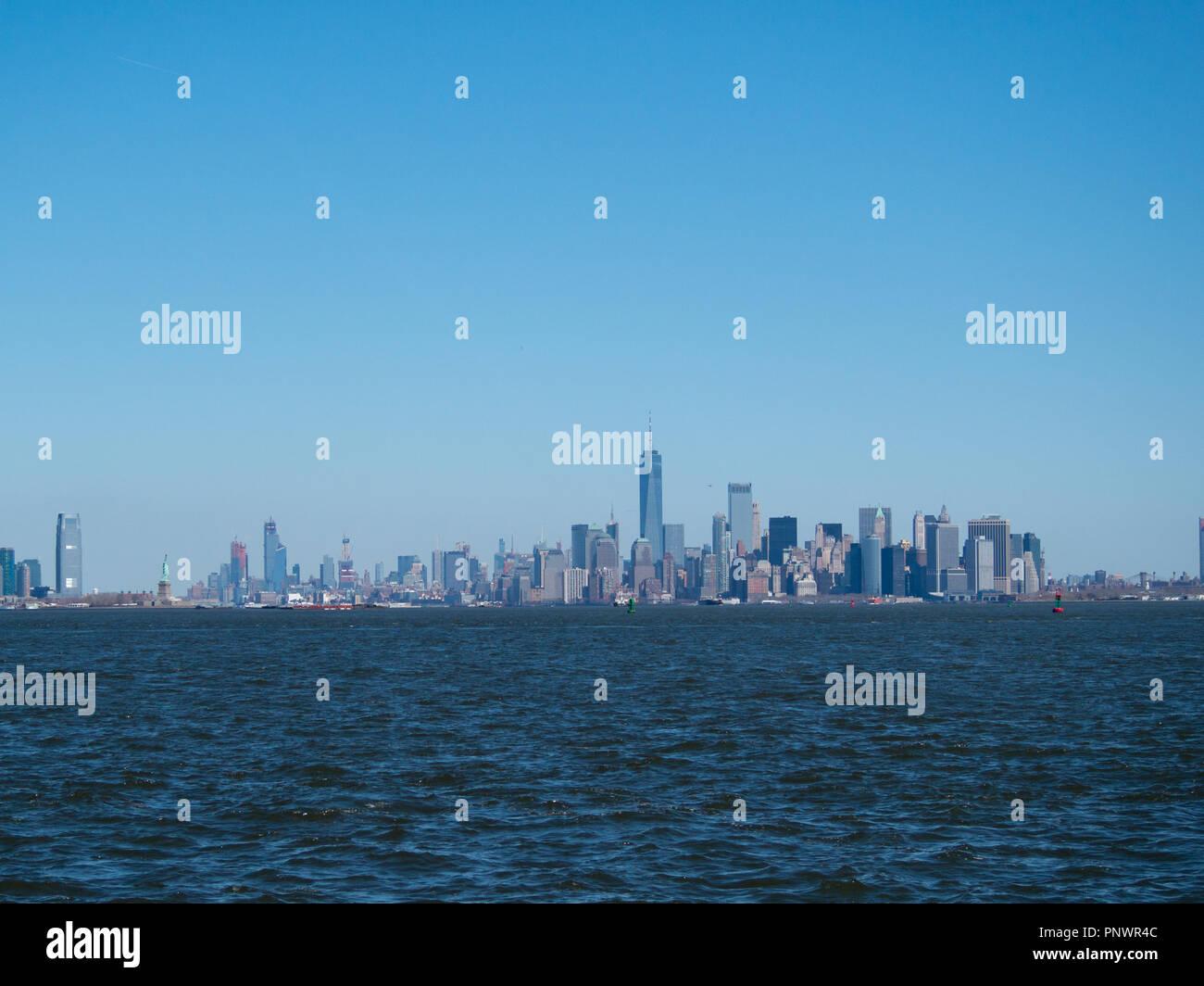 Il centro di Manhattan skyline visto da New York Bay Foto Stock