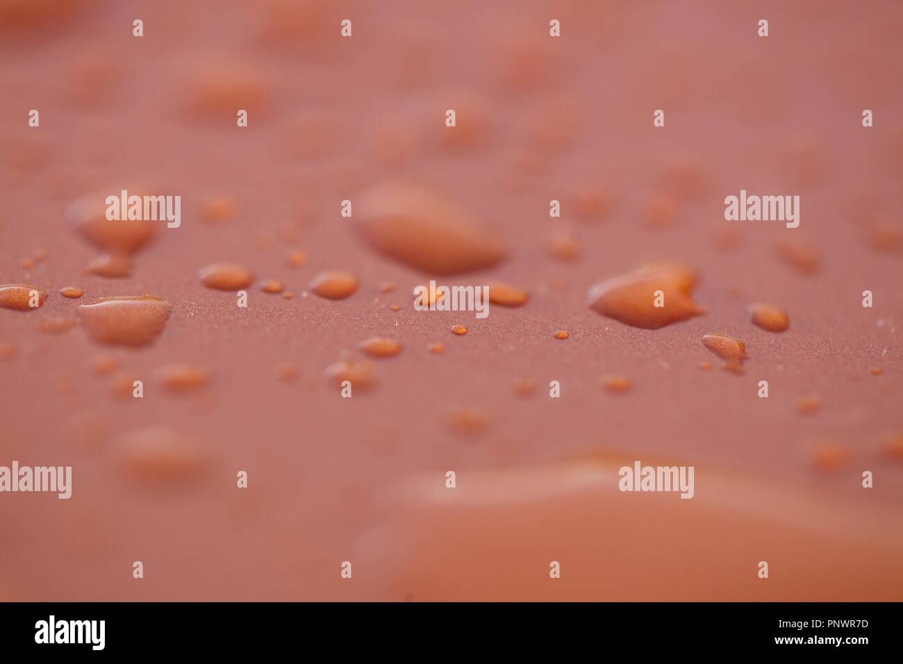 Immagini con close up di gocce di acqua su vari materiali in plastica, metallo e vetro Foto Stock