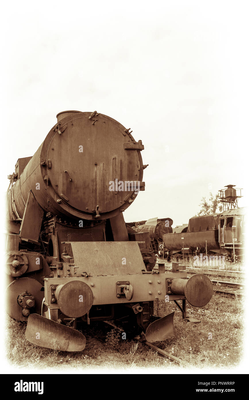 Retro Vintage seppia fotografia di un vecchio retrò in disuso a vapore locomotiva del treno sul lato via Foto Stock