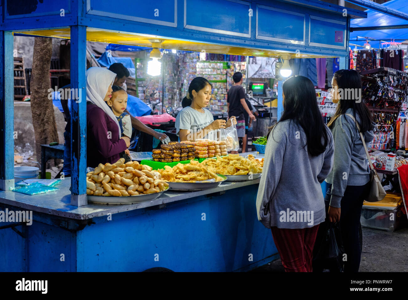 Banchi di cibo in un mercato notturno in Pasar Gianyar, Bali, Indonesia Foto Stock