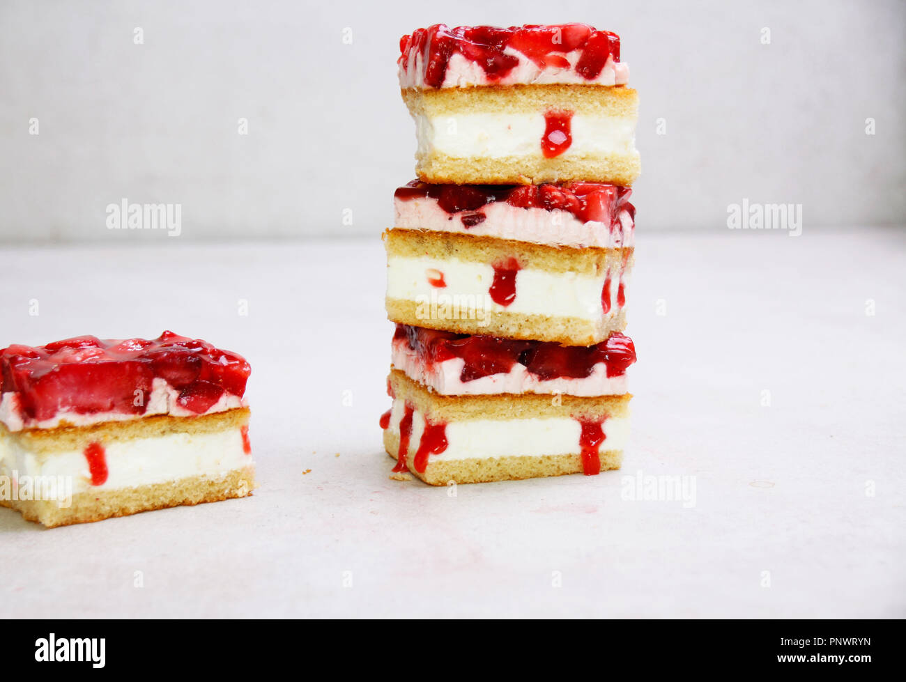 Deliziosi dolci e torte di fragola su una piastra Foto Stock