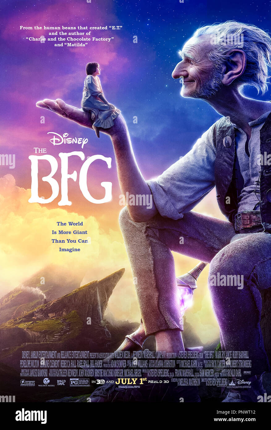 La BFG (2016) diretto da Steven Spielberg e interpretato da Mark Rylance, Ruby Barnhill e Penelope Wilton. Una bambina orfana Sophie e il grande gigante gentile e Sophie impostato in un'avventura nel paese gigante e arrestare il cattivo giganti entrando nel nostro mondo. Foto Stock