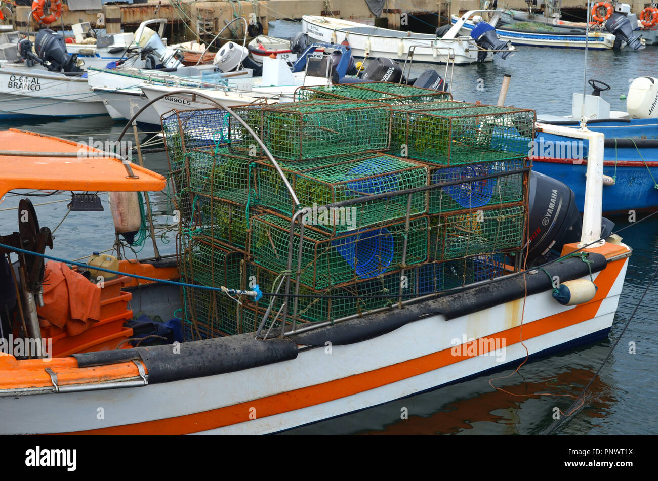 Attrezzi da pesca artigianale: seppia (Sepia officinalis) cantre in Olhao porto, Algarve, PORTOGALLO Foto Stock