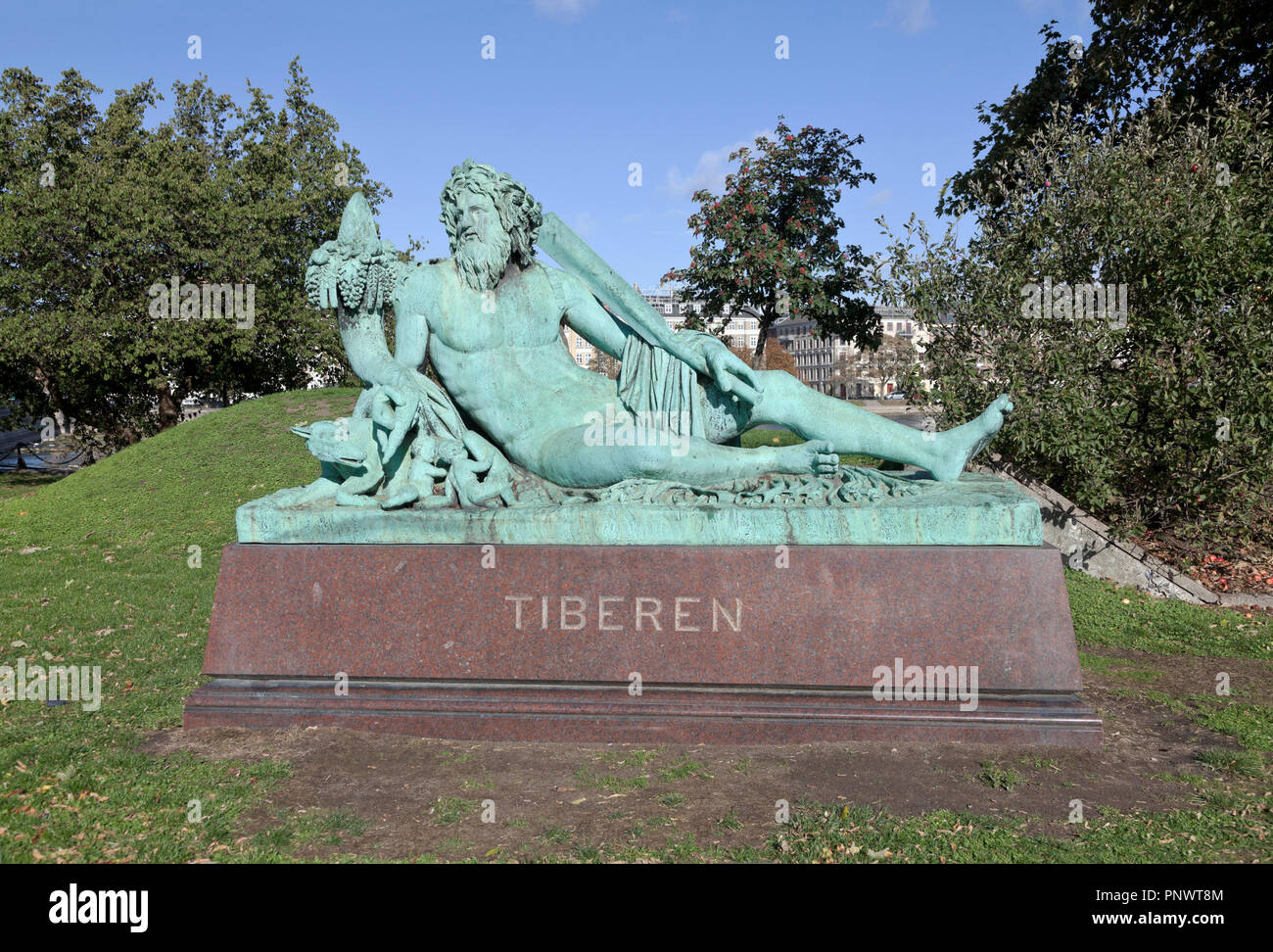 Il Tiberen, il Tevere, scultura in bronzo sul granito che prende il nome dal fiume Tevere in Italia a Sortedam lago a Søtorvet in Copenhagen. Vedere la descrizione. Foto Stock