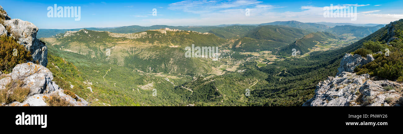 Panorama di Duilhac-sous-Peyrepertuse comune del dipartimento dell Aude nel sud della Francia, che mostra la valle sotto il castello di Peyrepertuse, attraverso t Foto Stock