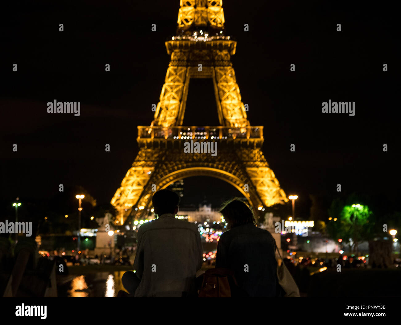 Cena romantica a lume di candela vicino alla Torre Eiffel Foto Stock