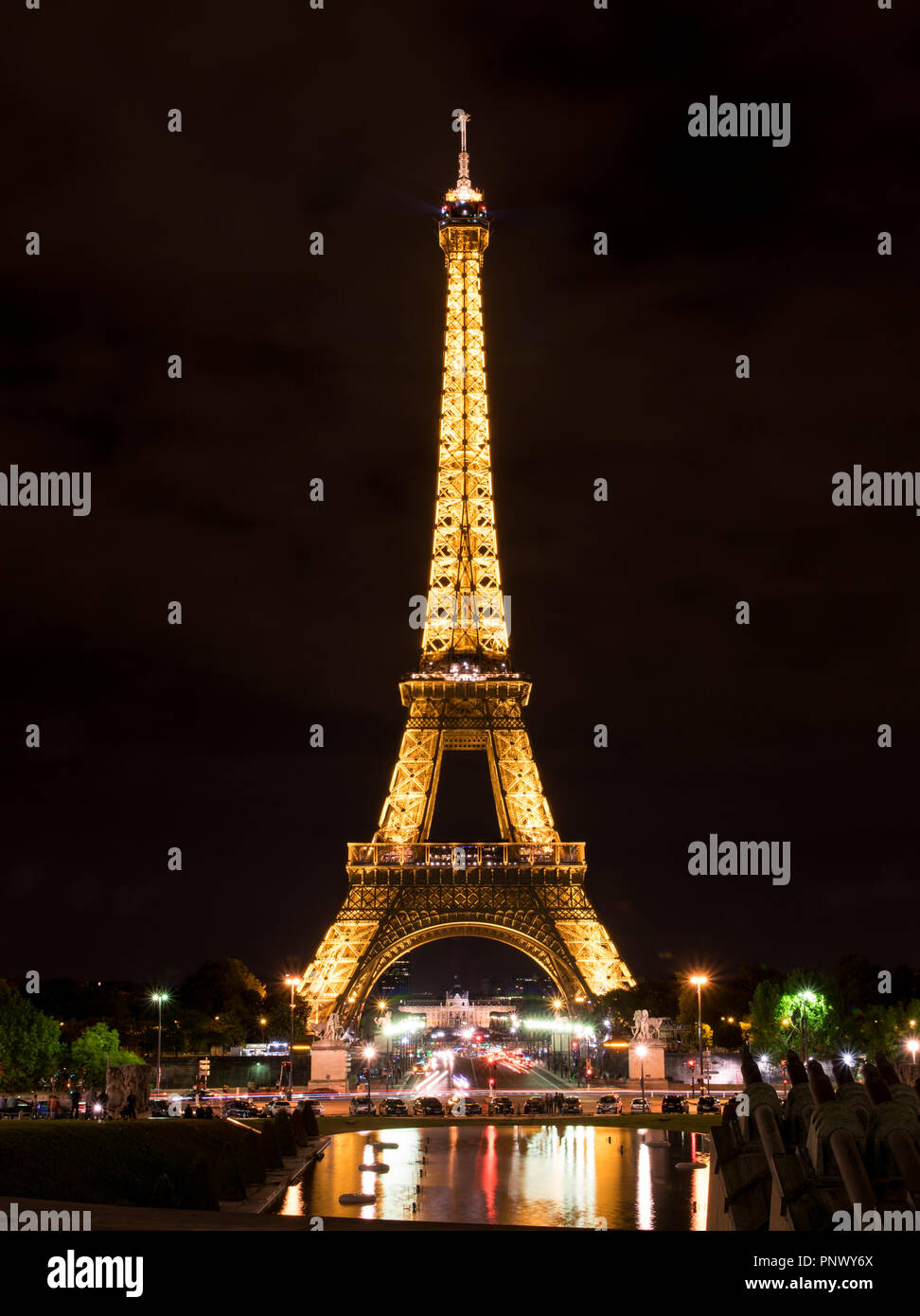 La torre Eiffel di notte Foto Stock