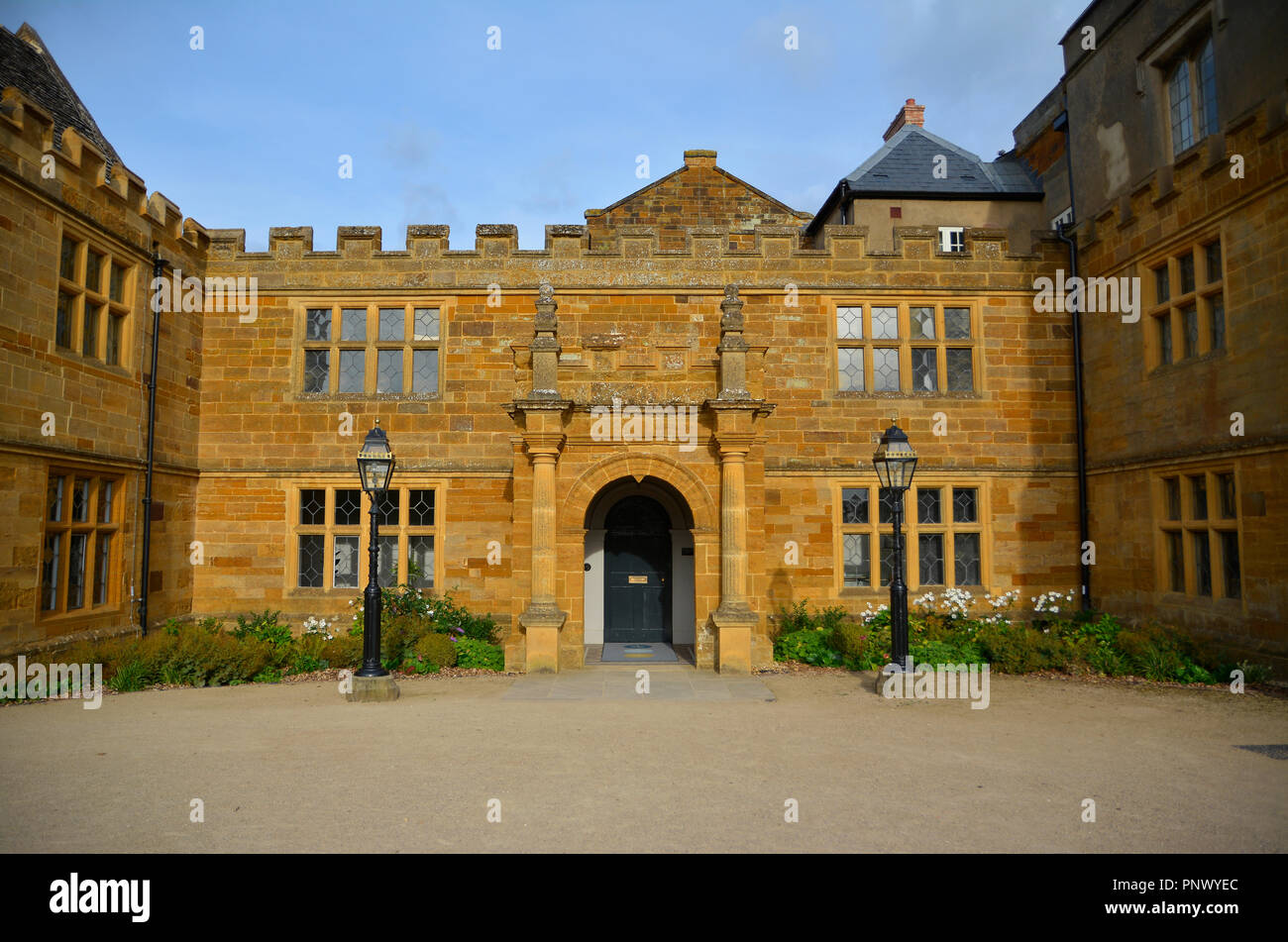 Ingresso al recentemente restaurato Delapre Abbey, Northamptonshire Foto Stock