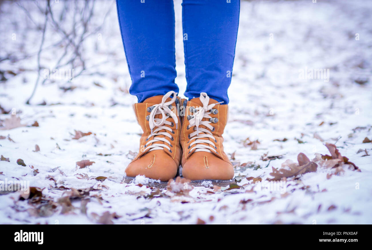 Primo piano della femmina scarpe invernali Foto Stock