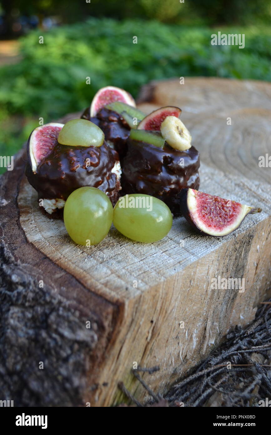 Dolce torte al cioccolato con frutta su sfondo di legno Foto Stock