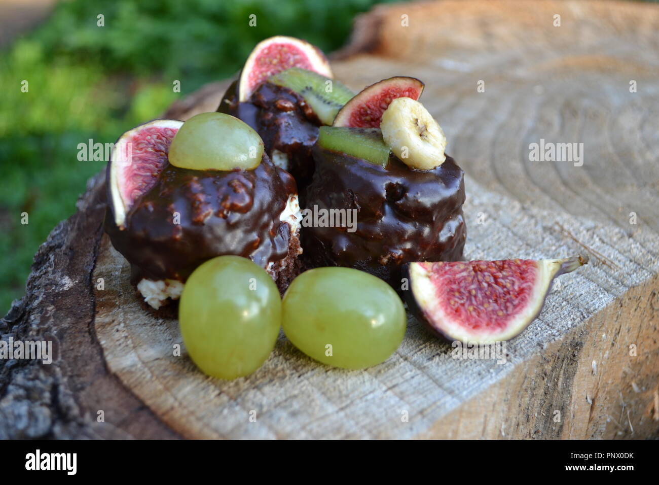 Dolce torte al cioccolato con frutta su sfondo di legno Foto Stock