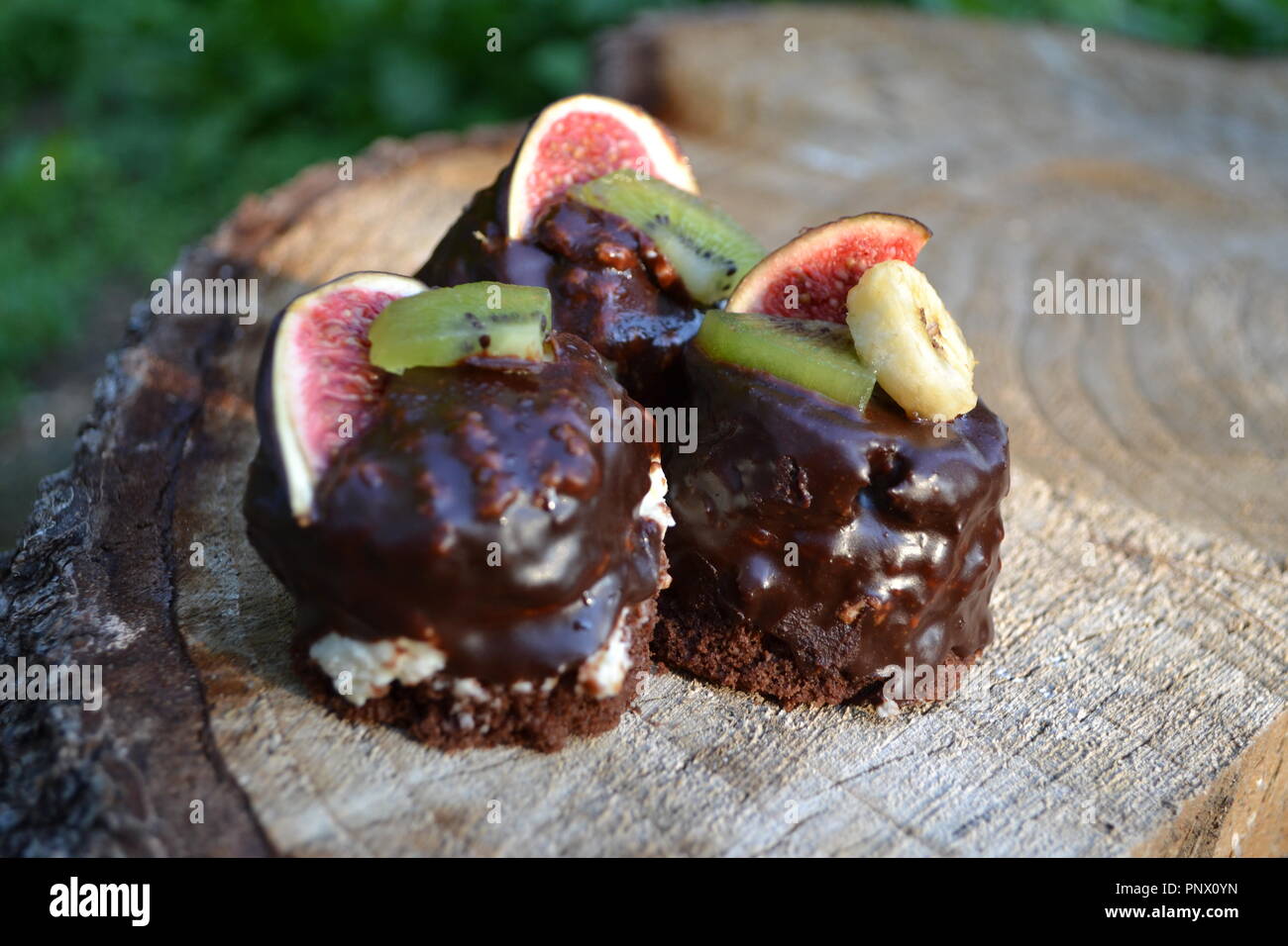 Dolce torte al cioccolato con frutta su sfondo di legno Foto Stock