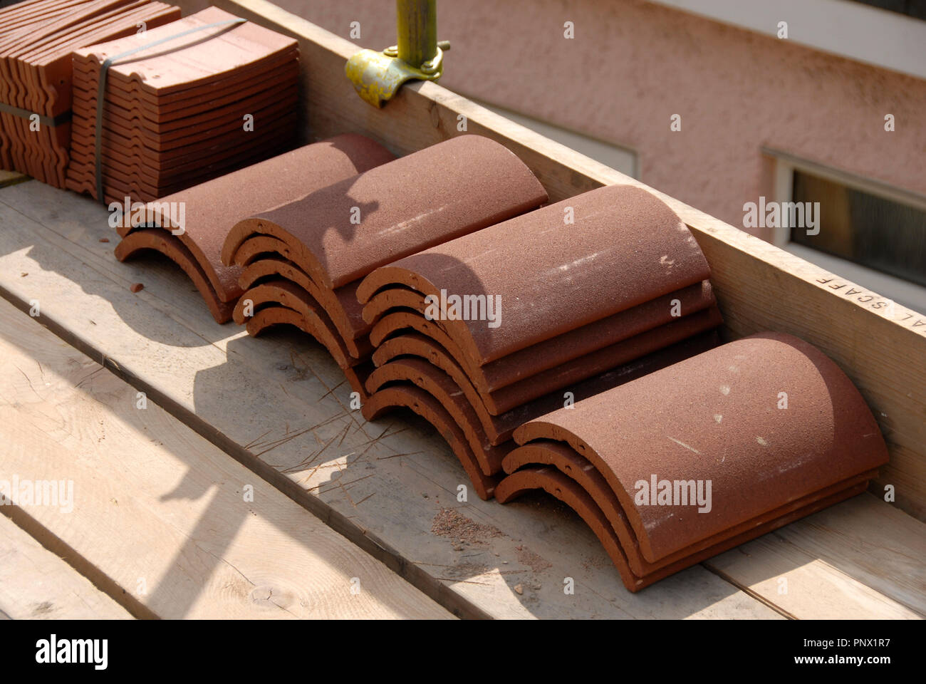 Piastrelle sul ponteggio pronto per la costruzione del tetto Foto Stock