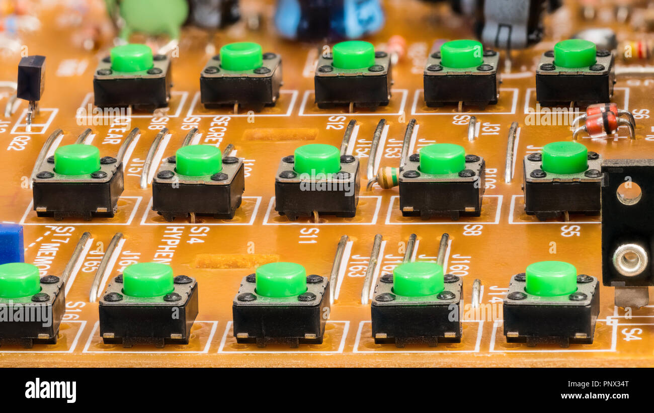 Smontaggio telefono VoIP tastiera. Pulsanti sul circuito stampato. Verde pulsanti di plastica di close-up. Componenti elettronici in Smontaggio tastiera telefonica. Foto Stock