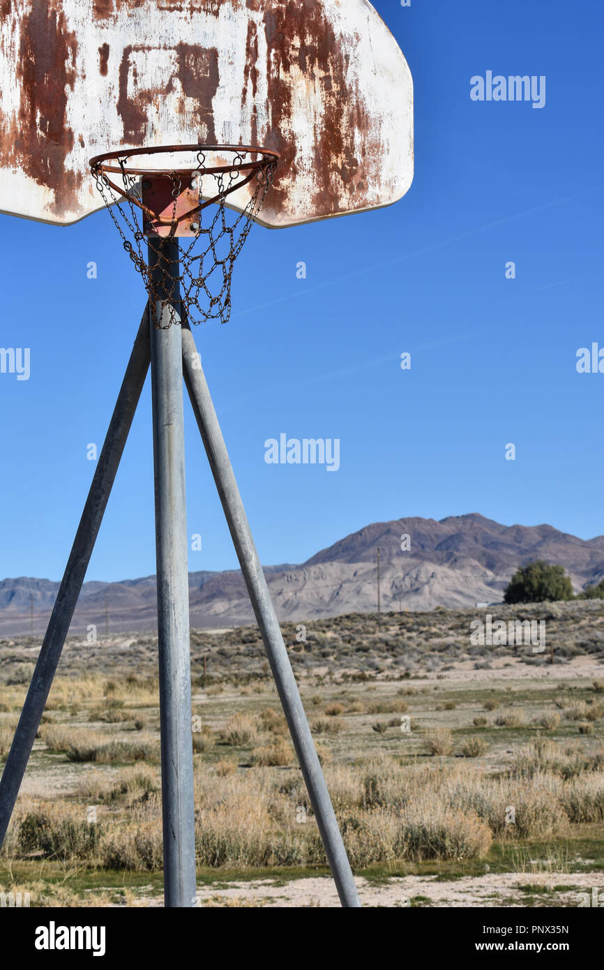 Vecchio arrugginito Basketball hoop Foto Stock