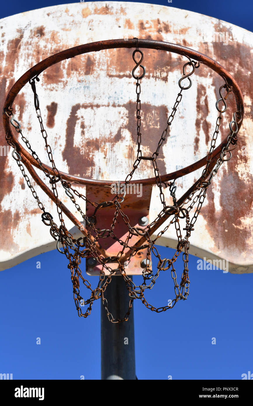 Vecchio arrugginito Basketball hoop Foto Stock