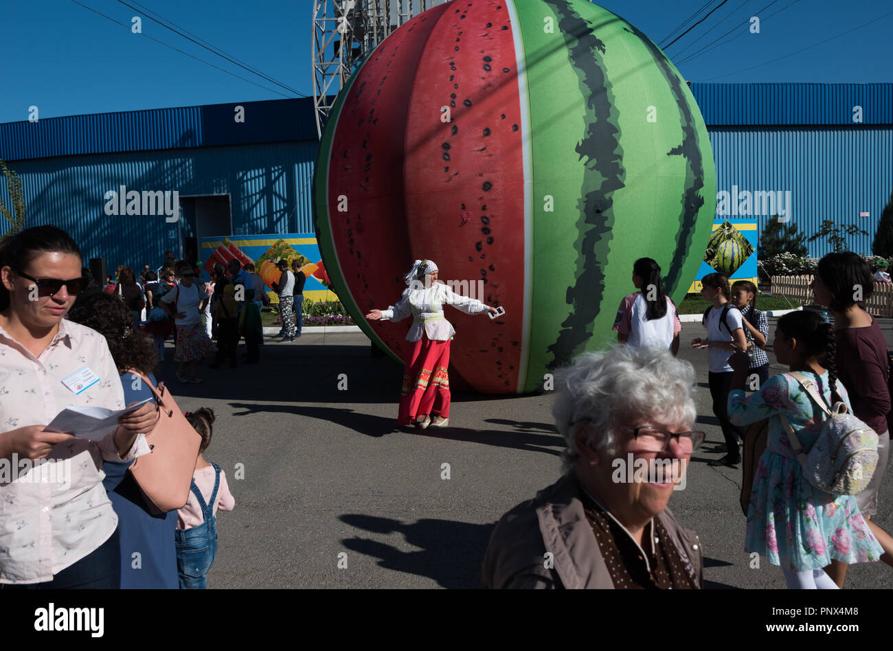 Grande dell'anguria scultura installazione sul festival di acqua-meloni in Astrakhan, Russia. Foto Stock