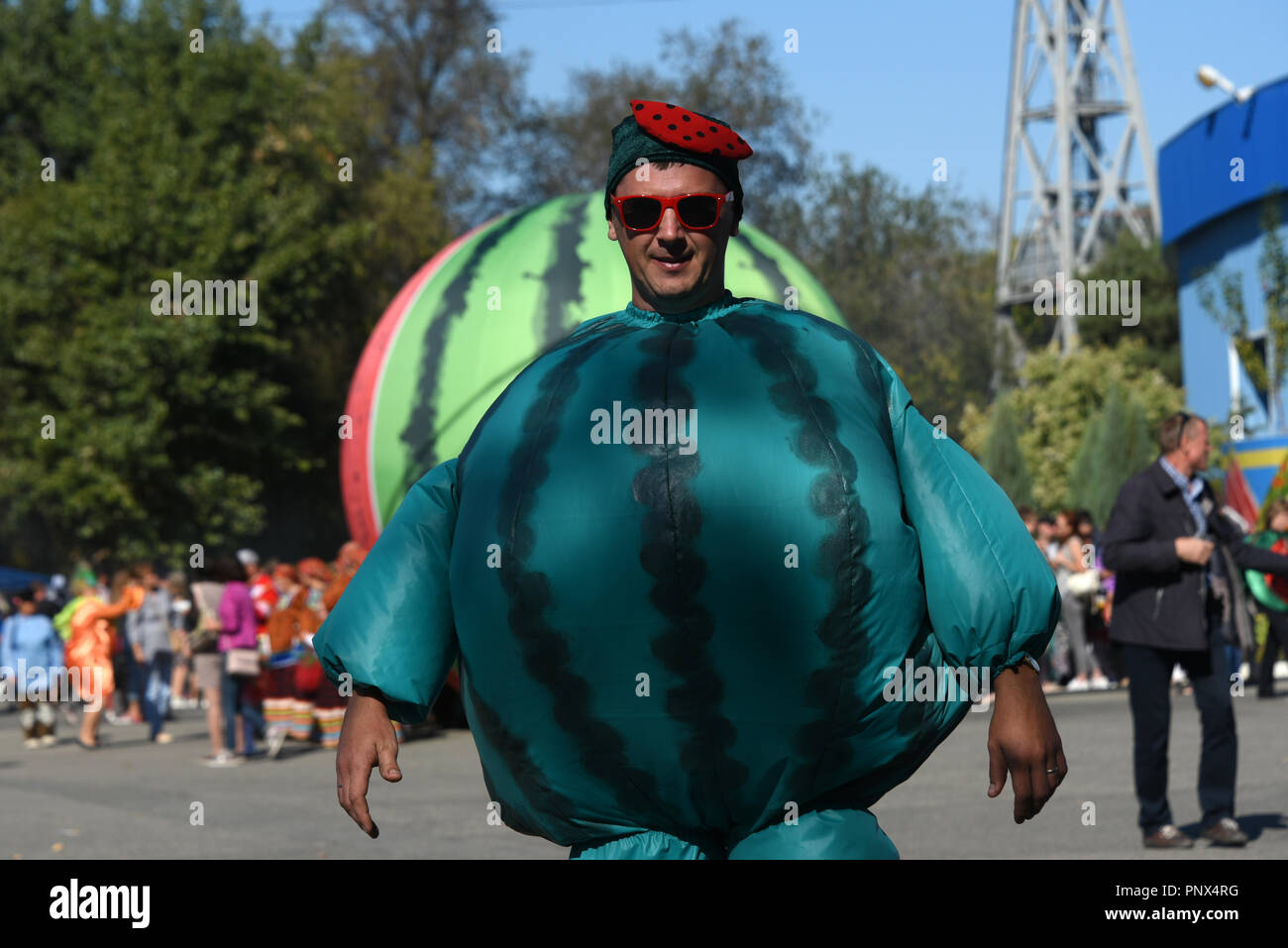 Persone in acqua-melone costume vestito durante il festival di acqua-meloni in Astrakhan, Russia. Foto Stock