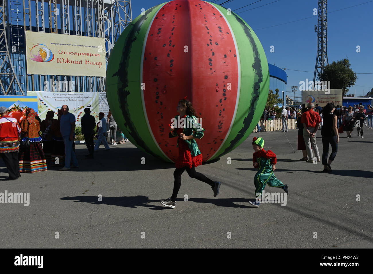 Grande dell'anguria scultura installazione sul festival di acqua-meloni in Astrakhan, Russia. Foto Stock