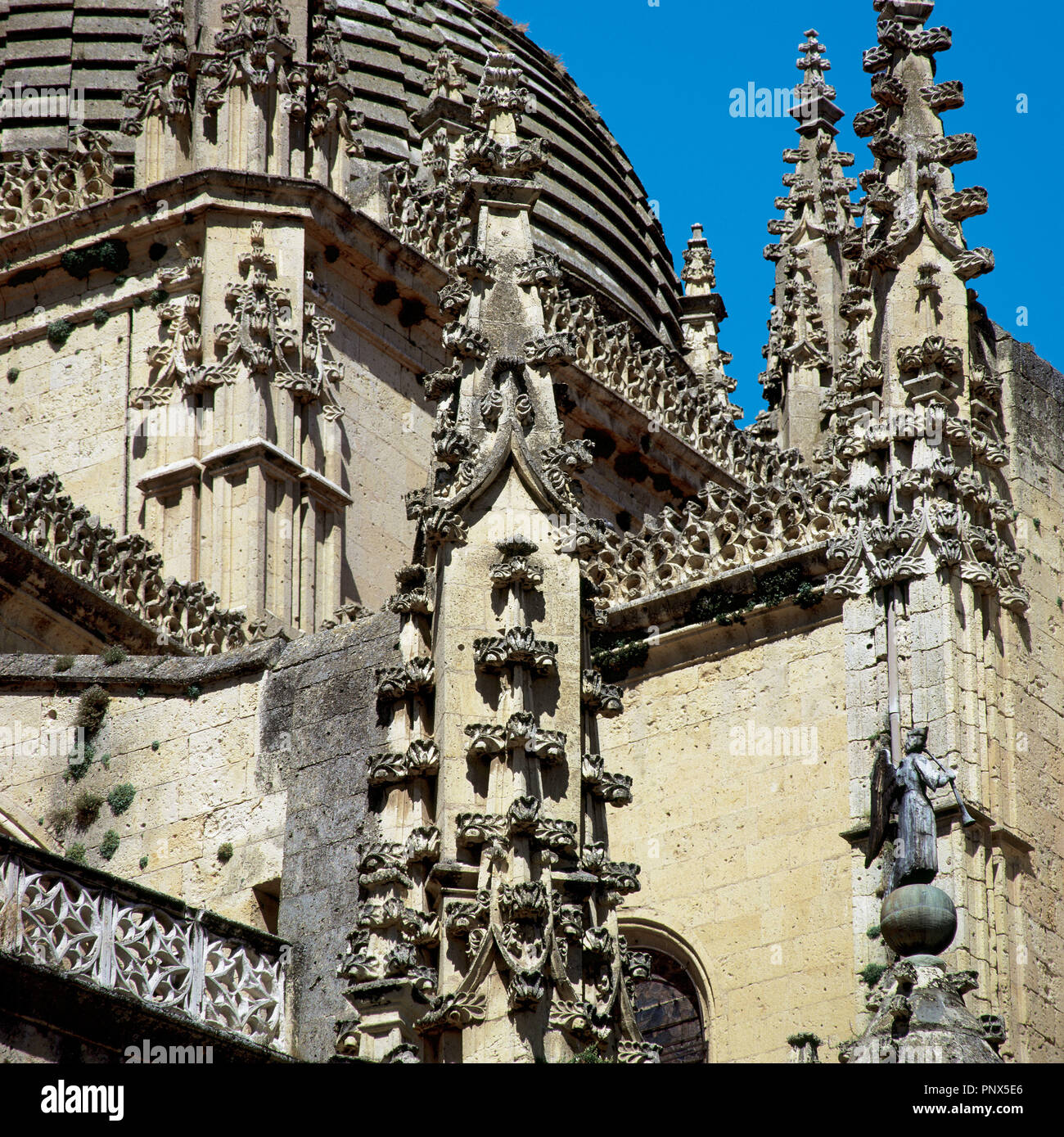 Spagna. Segovia. Cattedrale dedicata alla Vergine Maria. In stile tardo gotico. Costruito da Juan Gil de Hontan o n (1480-1526), e proseguito da suo figlio Rodrigo Gil de Hontan o n (1500 Ð1577. Il XVI secolo. Foto Stock