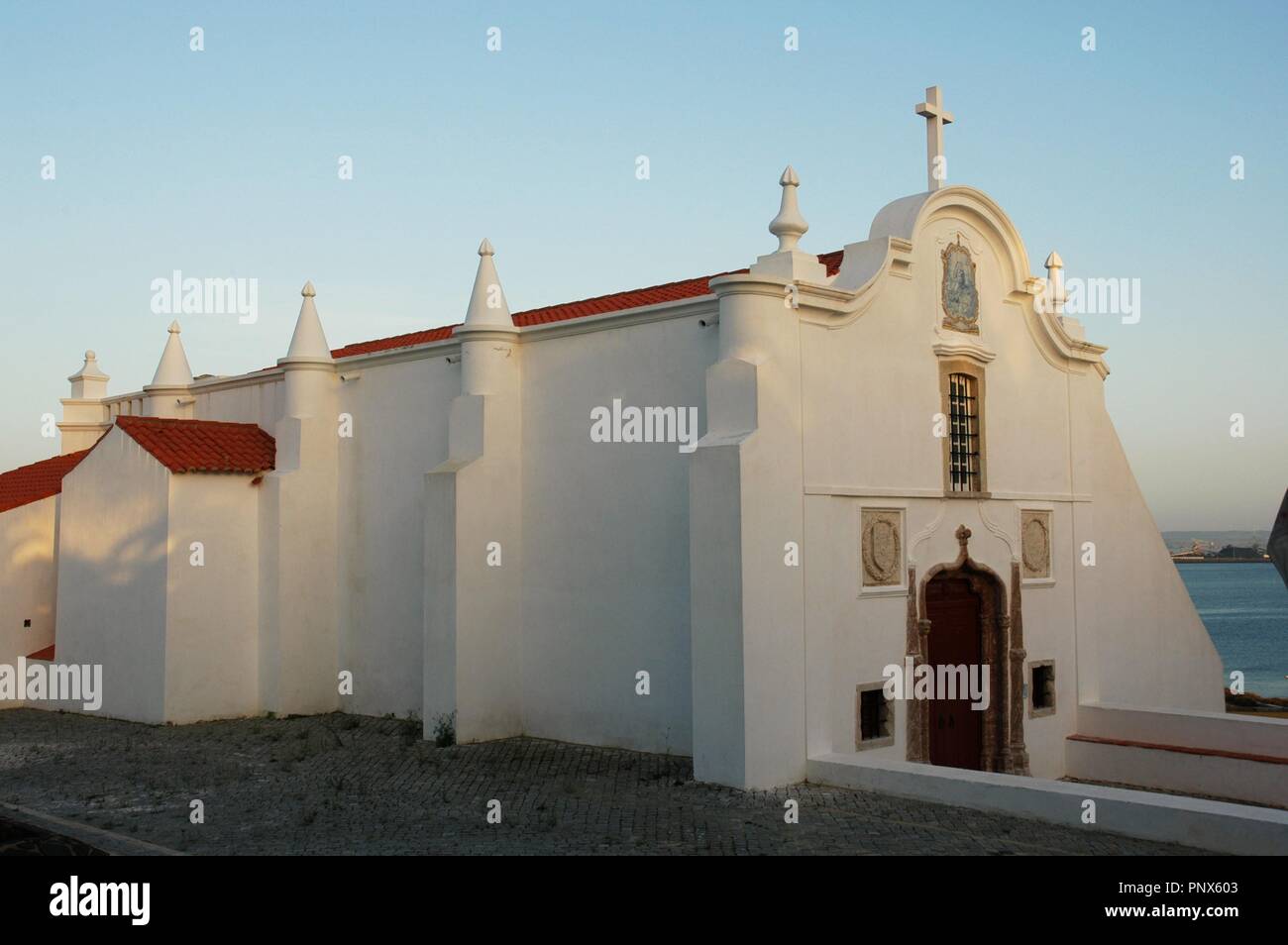 ERMITA DA NOSSA SENHORA DAS SALAS. Es onu pequeño Templo de una sola navata construido sobre los ristoranti de otro más antiguo en 1529. Todo el conjunto está encalado. SINES. Distrito de Setúbal. Il Portogallo. Foto Stock