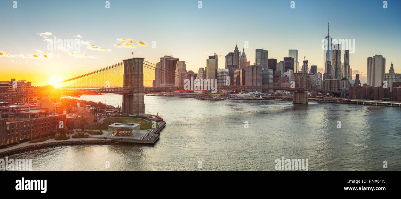 Il ponte di Brooklyn e Manhattan al tramonto Foto Stock