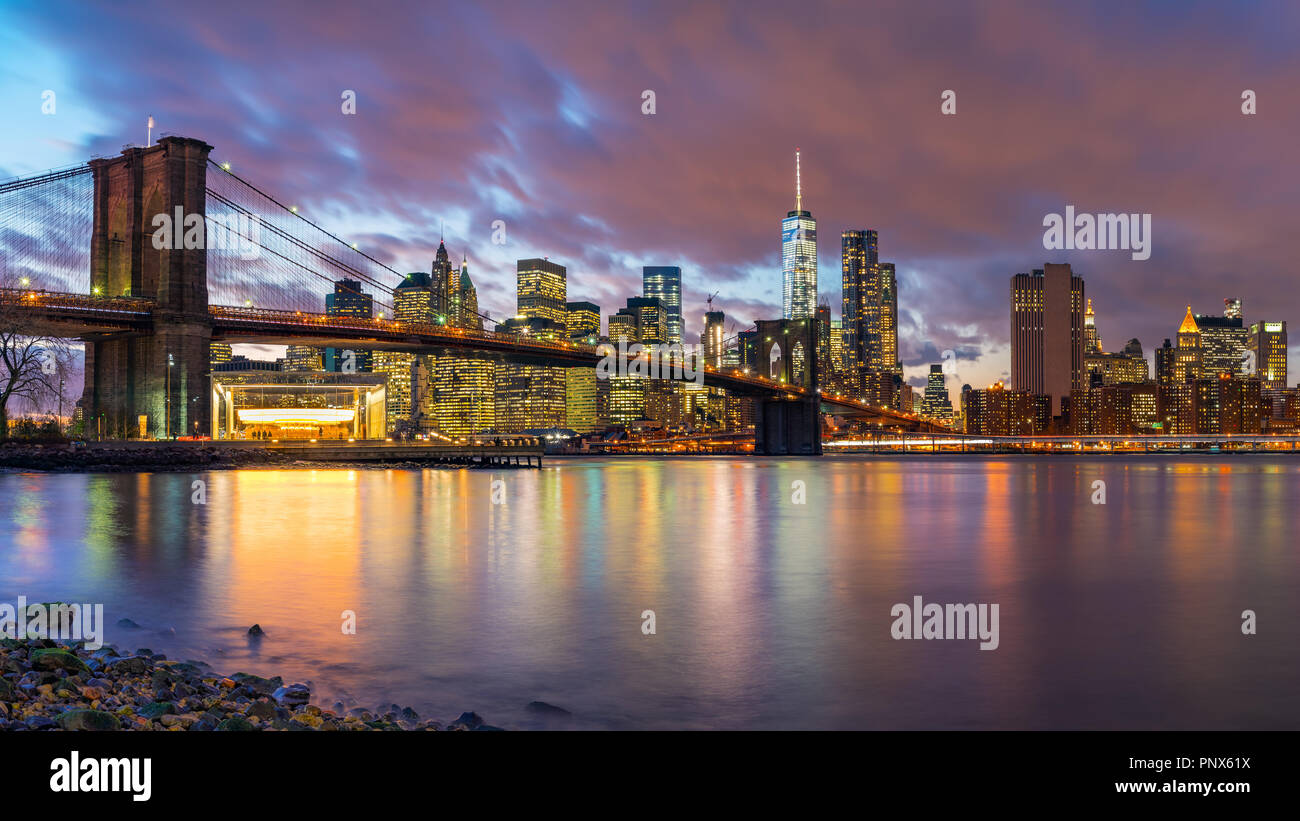 Il ponte di Brooklyn e Manhattan al crepuscolo Foto Stock