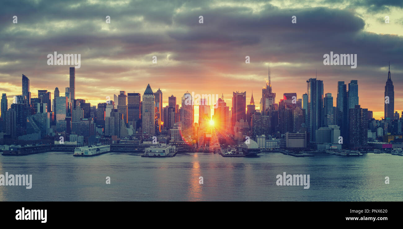 Luminosa alba sopra Manhattan Foto Stock