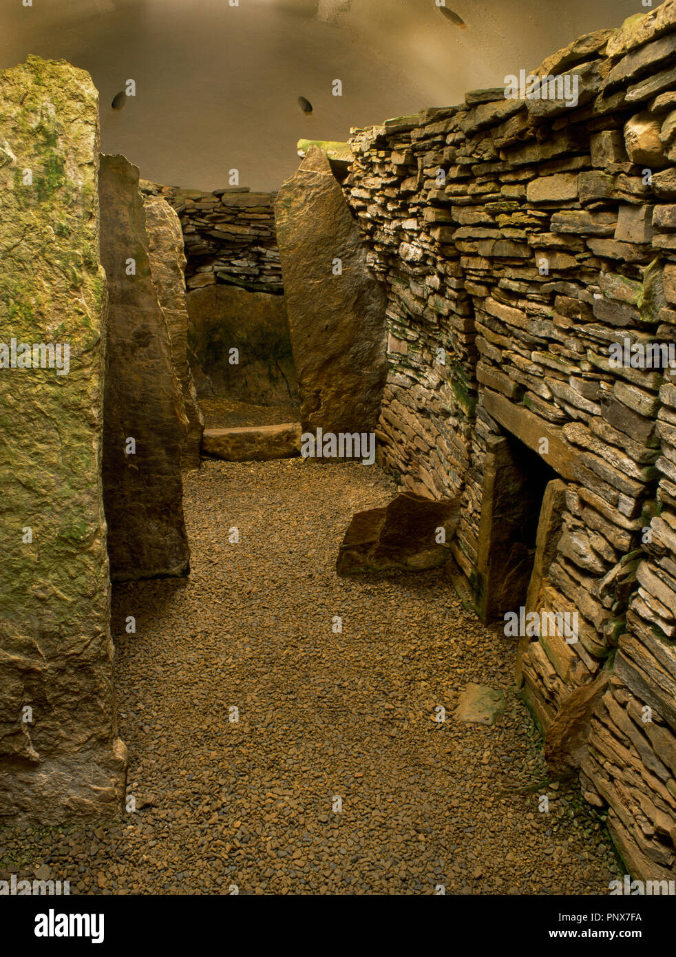 Vista interna se del Neolitico Unstan chambered cairn, isole Orcadi Scozia, Regno Unito, mostra coppie di lastre verticale divide la camera principale in compartimenti Foto Stock