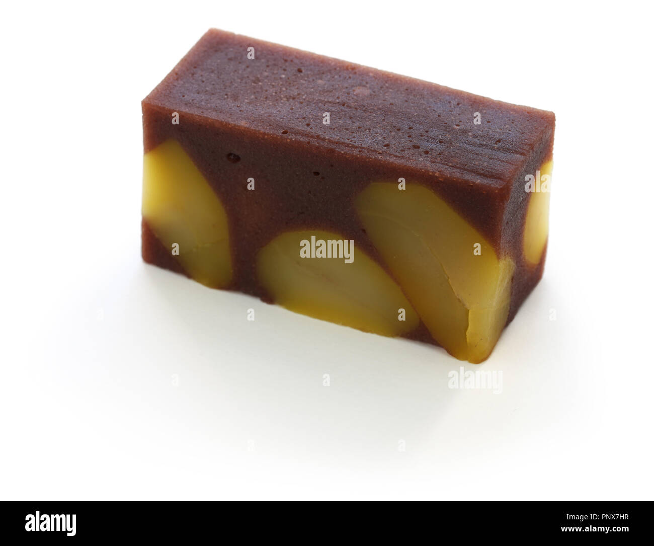 Giapponese confezione tradizionale, kuri musi yokan, al vapore addolcito adzuki fagiolo pasta con castagne Foto Stock