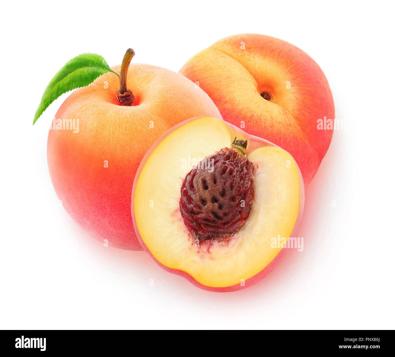 Isolate le pesche. Tre tagliare la frutta pesche isolato su sfondo bianco con tracciato di ritaglio Foto Stock