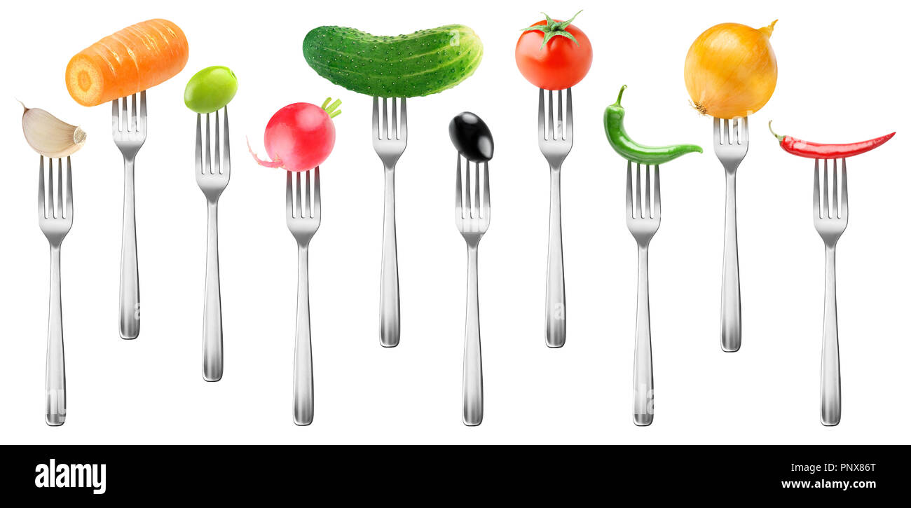 Isolato di raccolta ortaggi. Pomodoro, Cetriolo, aglio, carota, olive, Rafano, peperoni e cipolla su forche isolato su sfondo bianco con clippin Foto Stock