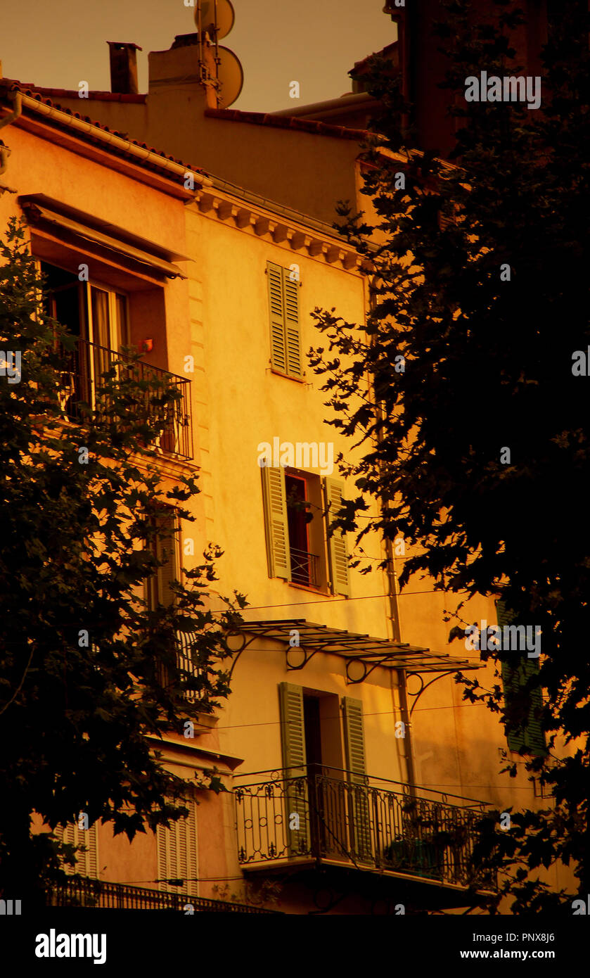 Strade ed edifici nella città di Antibes, Provenza, Francia Foto Stock