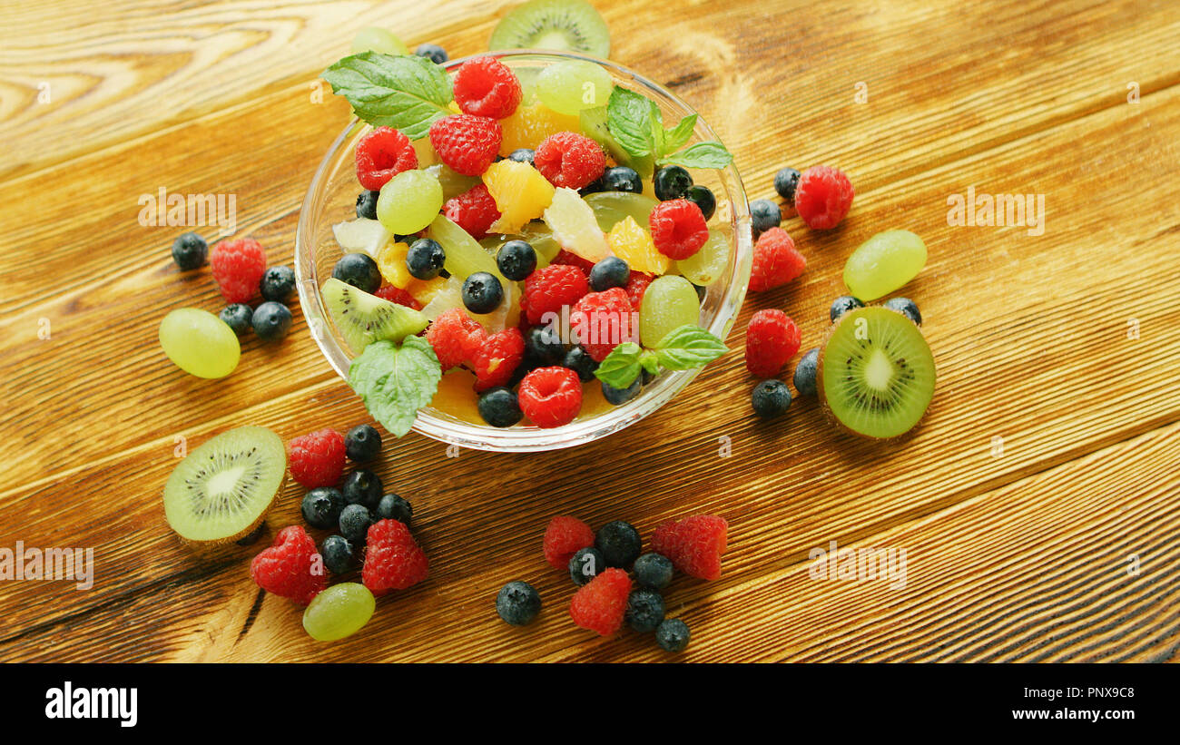 Insalata di frutta in vaso sul tavolo Foto Stock